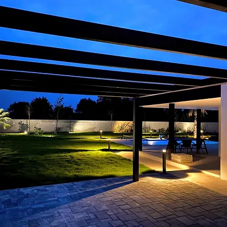Villa Eni Medulin Sisan Heated Pool Exterior photo