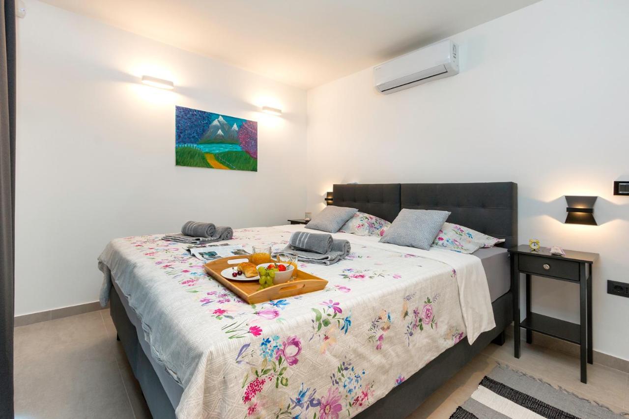 Eni Medulin Heated Pool Sisan